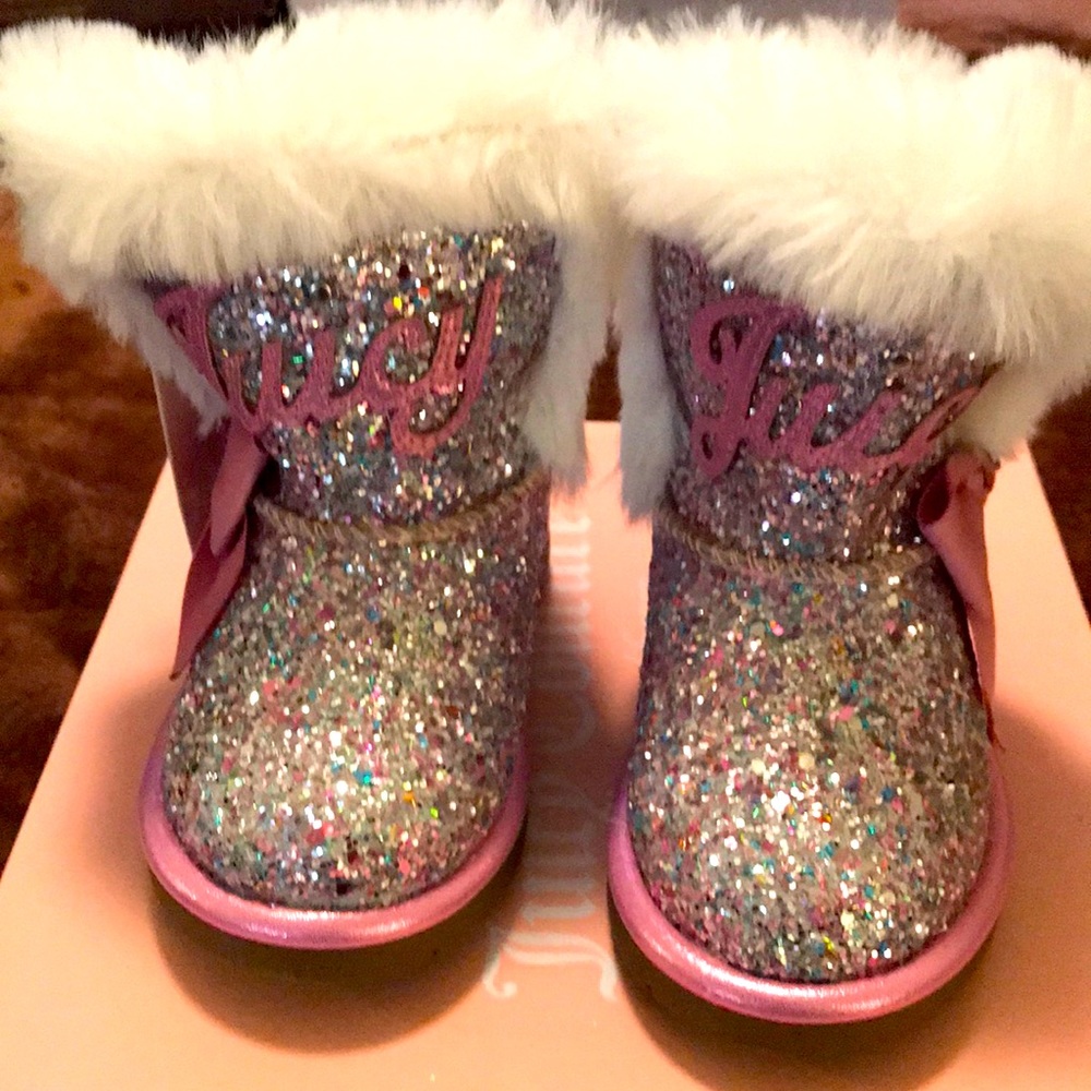 Girls juicy contour sequence boots size 5 pink and silver with fleece lining.